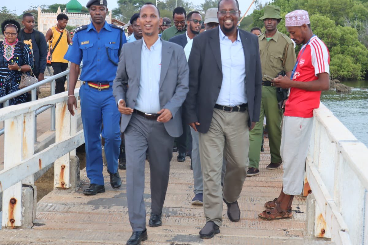 MOICTJUBALAND's tweet photo. A Jubbaland ministerial delegation led by @Abdifatahmukta, Minister of Information, Culture &amp; Tourism, arrived in Lamu to attend the Lamu Culture Festival. The team will hold key meetings to enhance cooperation in tourism, trade, health, and public works between Jubaland and Lamu https://t.co/LMTU1ebywk