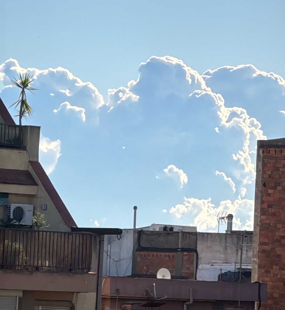 galloscript's tweet image. Alguien que esté cerca de la playa de #Barcelona puede enviarme fotos mejores y mas cerca de tremendas nubes?