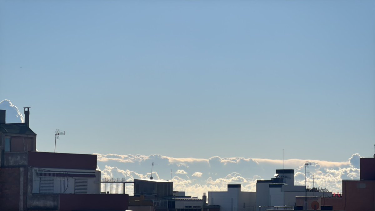 galloscript's tweet image. Alguien que esté cerca de la playa de #Barcelona puede enviarme fotos mejores y mas cerca de tremendas nubes?