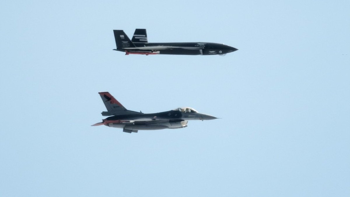 🍎 - KIZILELMA'nın F-16 ile gerçekleştirdiği kol uçuşundan fotoğraflar paylaşıldı.