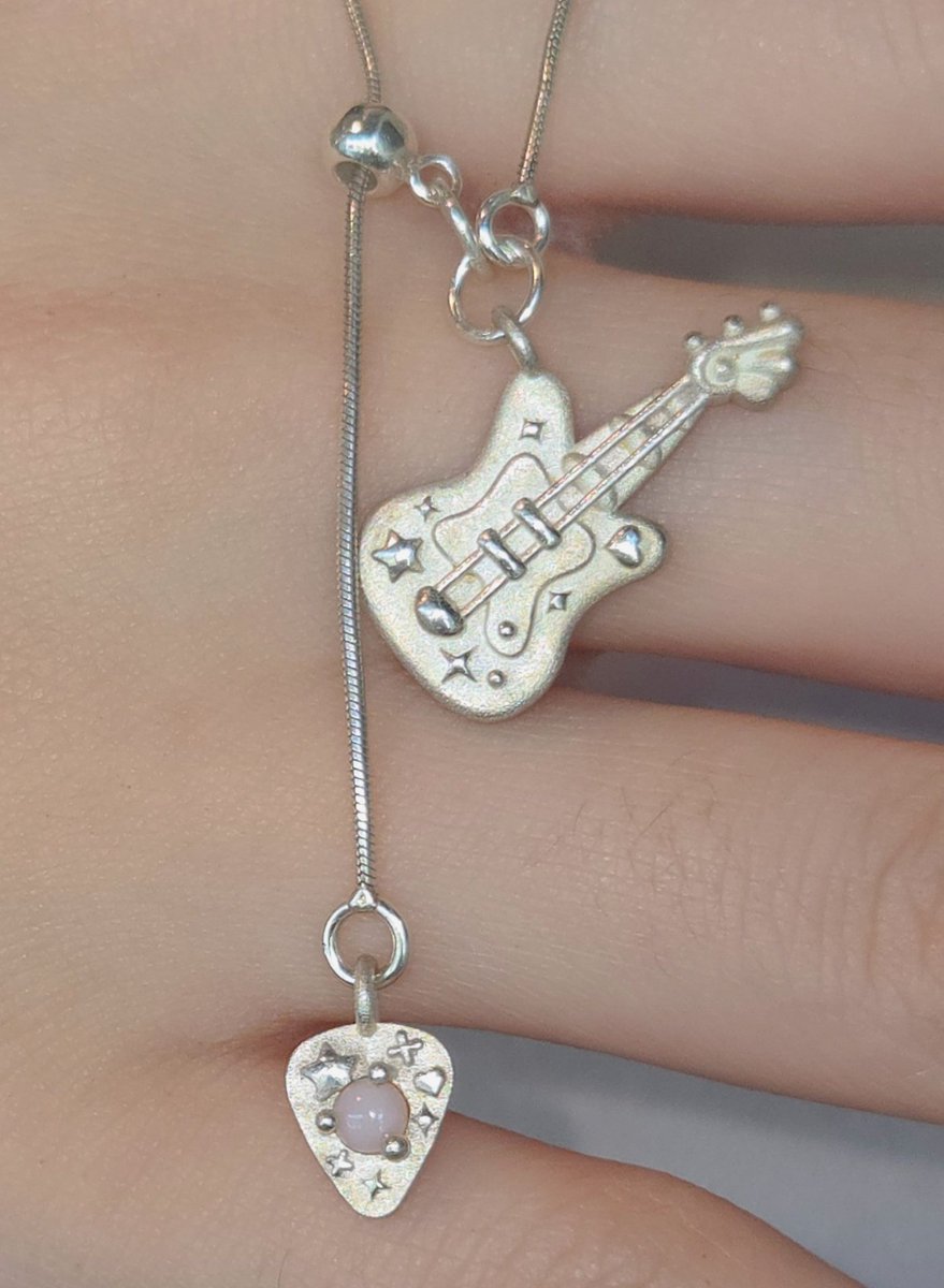 ivorybubble_'s tweet photo. 오랜만에 돌아온 연말 RT 이벤트✨
이 트윗을 rt해주신 분 중 한 분께 사진의 My guitar necklace - long을 제작해 보내드릴게요! https://t.co/9XBkaozl9Z