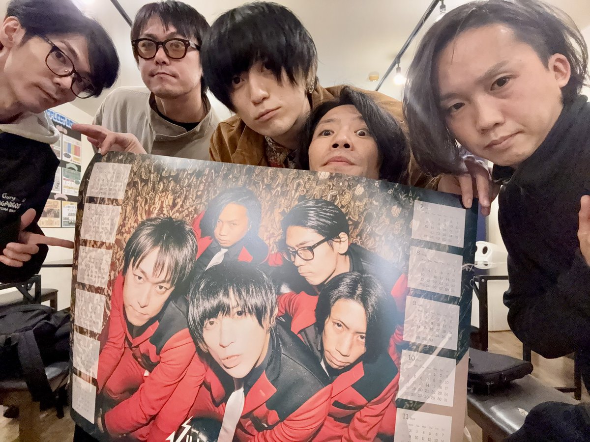 vms_official's tweet image. 明日11/22の来場者特典の2026年カレンダー現物届いた‼️
でっけー！！！これで安心して年越し出来る🎍
ぴあとローチケはまだ間に合う🔥🔥🔥
急げ🏃💦💨

Byみつる

ぴあ t.pia.jp/pia/artist/art…
ローチケ l-tike.com/artist/0000000…