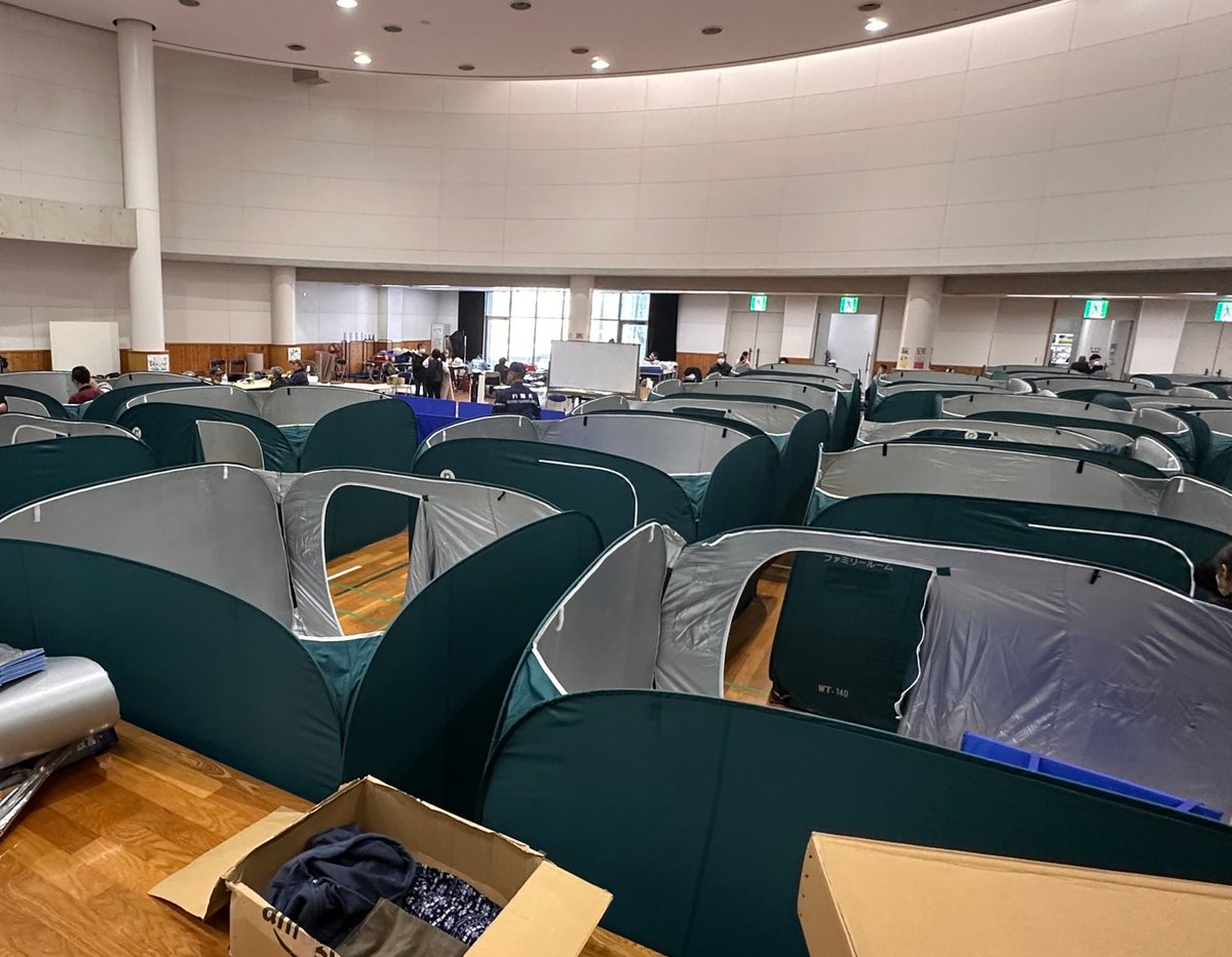 大分市佐賀関の大規模火災に伴い、被災地方公共団体と緊密な連携を取りつつ被災状況や避難状況について情報収集するため、大分県に内閣府防災の地域防災リエゾン力強化担当の職員を派遣しました。避難所ではパーティションやベッドが配備され炊き出し等が行われています。