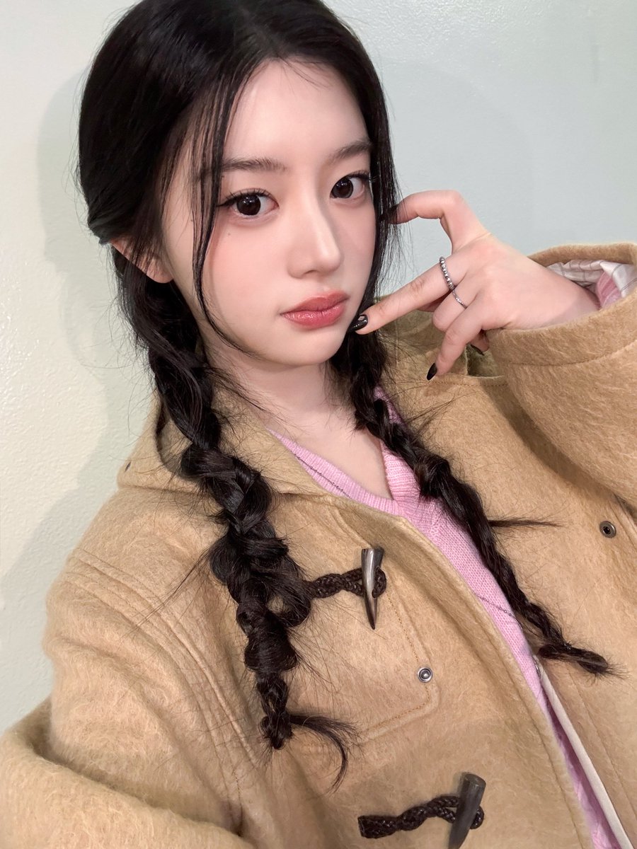 [#DAILY_IT]
떡코가 퍼컬인 민주 은행장 (♡ˊ͈ ꒳ ˋ͈)
다음 주에는 😎NOT CUTE😎하게 만나요ㅋ

251121 @ 뮤직뱅크
#MINJU #민주 #ILLIT #아일릿