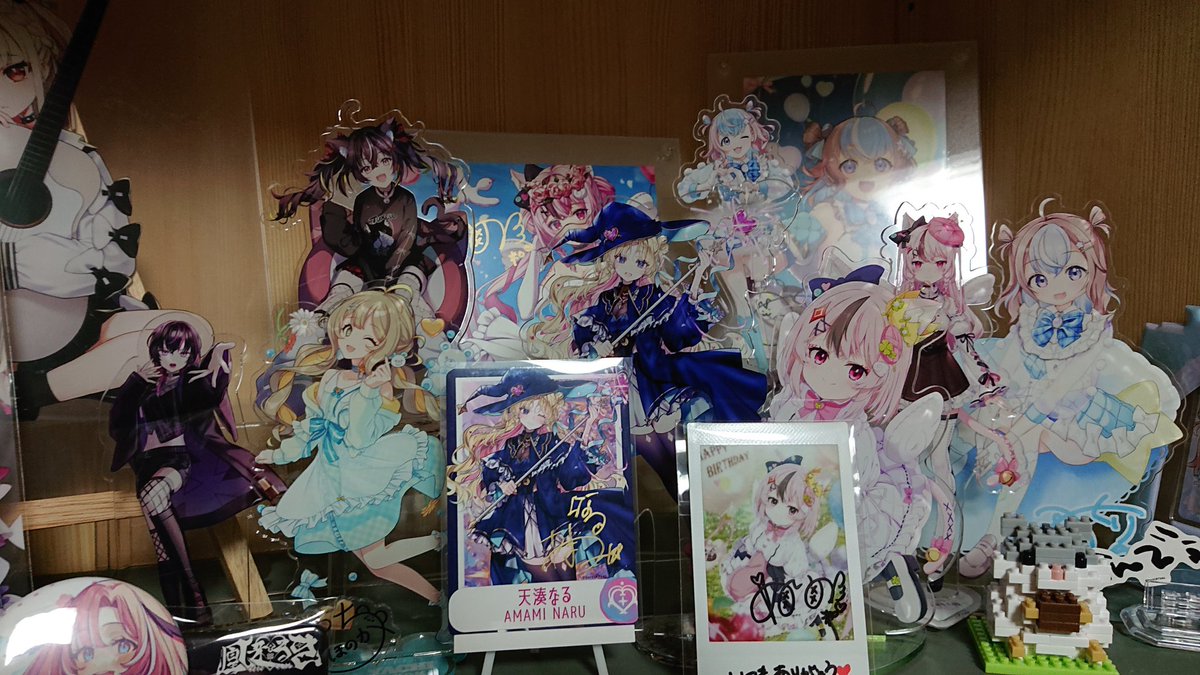届いてたなるちゃんグッズついに開封！
アクスタ大きくて存在感抜群だし、カードの直筆サインもキラキラしてて最高！

#天湊処
