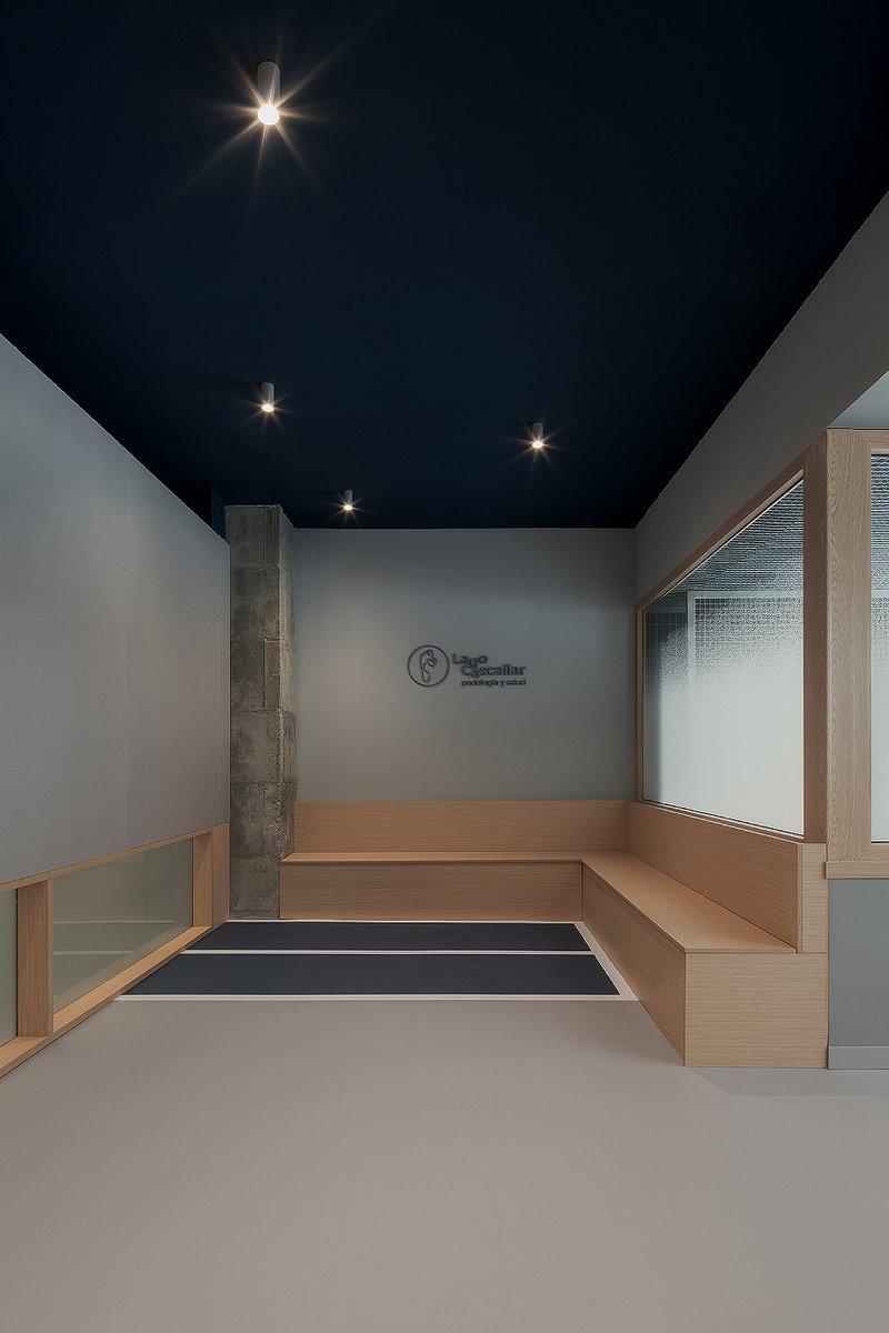 Interior_es's tweet image. Este centro de #podología deportiva, diseñado por @nanarquitectos, ofrece un espacio sereno y equilibrado, donde la luz, los volúmenes y los materiales sobrios crean una experiencia acogedora y orientada al bienestar.
-&amp;gt; Fotografías: Iván Casal Nieto
-&amp;gt; interioresminimalistas.com/2025/11/21/arq…