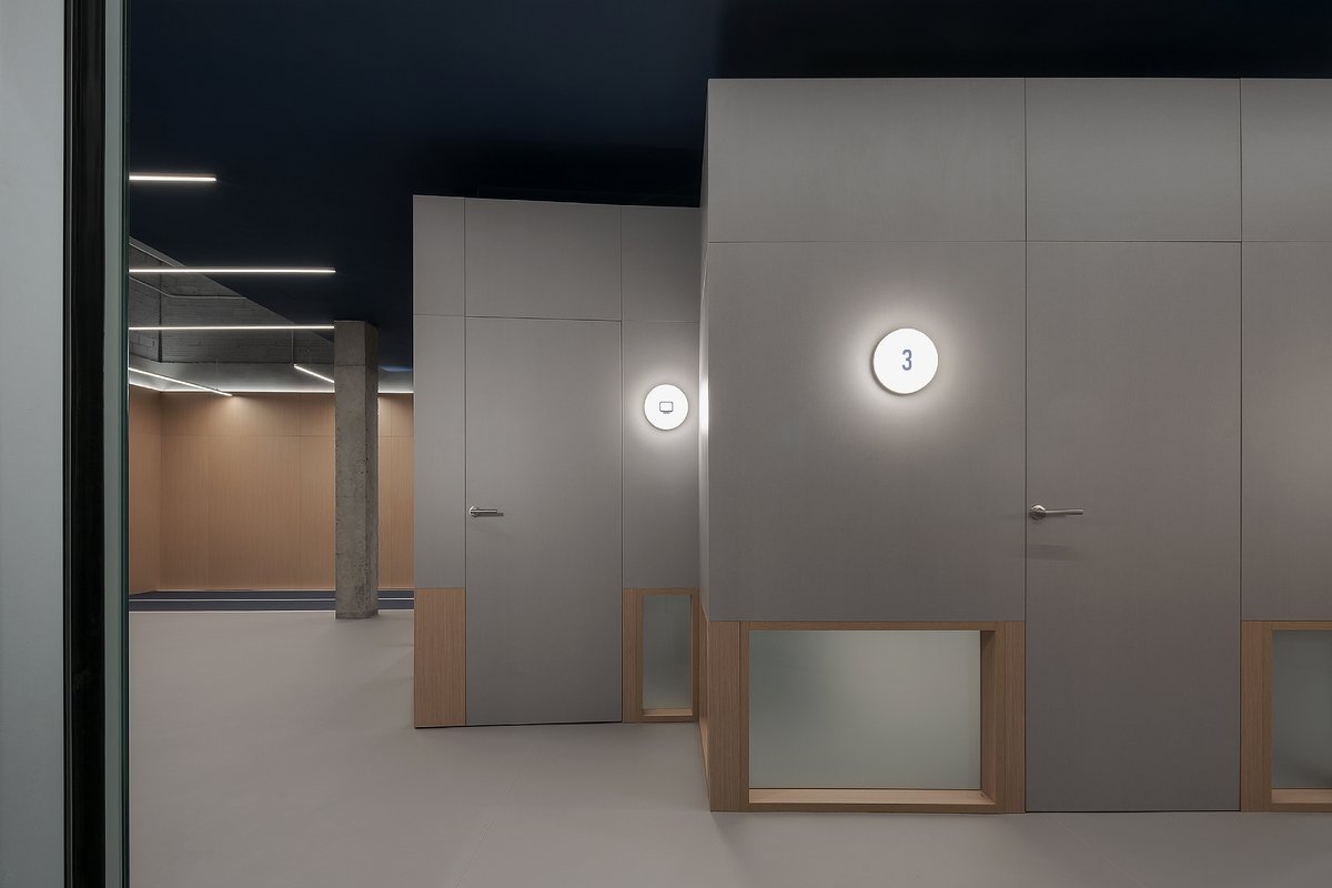 Interior_es's tweet image. Este centro de #podología deportiva, diseñado por @nanarquitectos, ofrece un espacio sereno y equilibrado, donde la luz, los volúmenes y los materiales sobrios crean una experiencia acogedora y orientada al bienestar.
-&amp;gt; Fotografías: Iván Casal Nieto
-&amp;gt; interioresminimalistas.com/2025/11/21/arq…