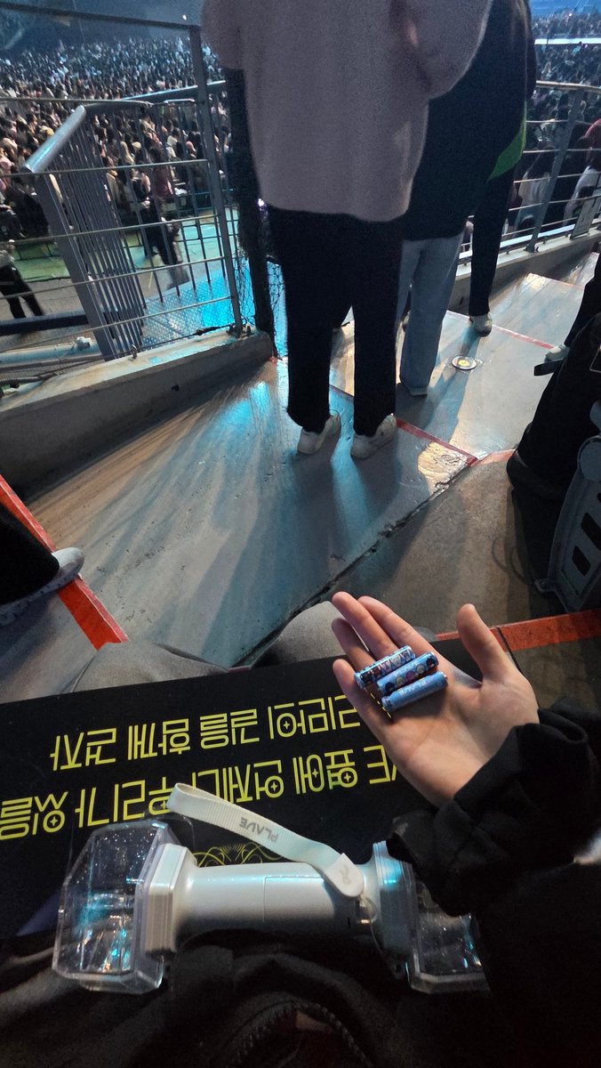 oy_pv_'s tweet photo. @plli_samong 저 플로어 들어가는 곳 바로 앞에 있어용! https://t.co/rBqUKHYQid