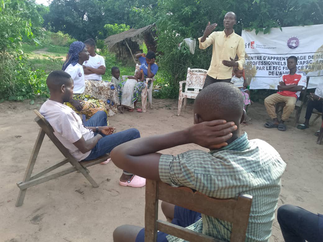 Malgré les conflits et les tragédies, la société civile congolaise compte parmi les plus actives. L'énergie du collectif, la force de la mobilisation. Ici, les femmes des Paillottes de Paix de Nyunzu avec un projet financé par @ffcrdc et accompagné par @das_ifa 🙌 #Paix #RDC 🇨🇩