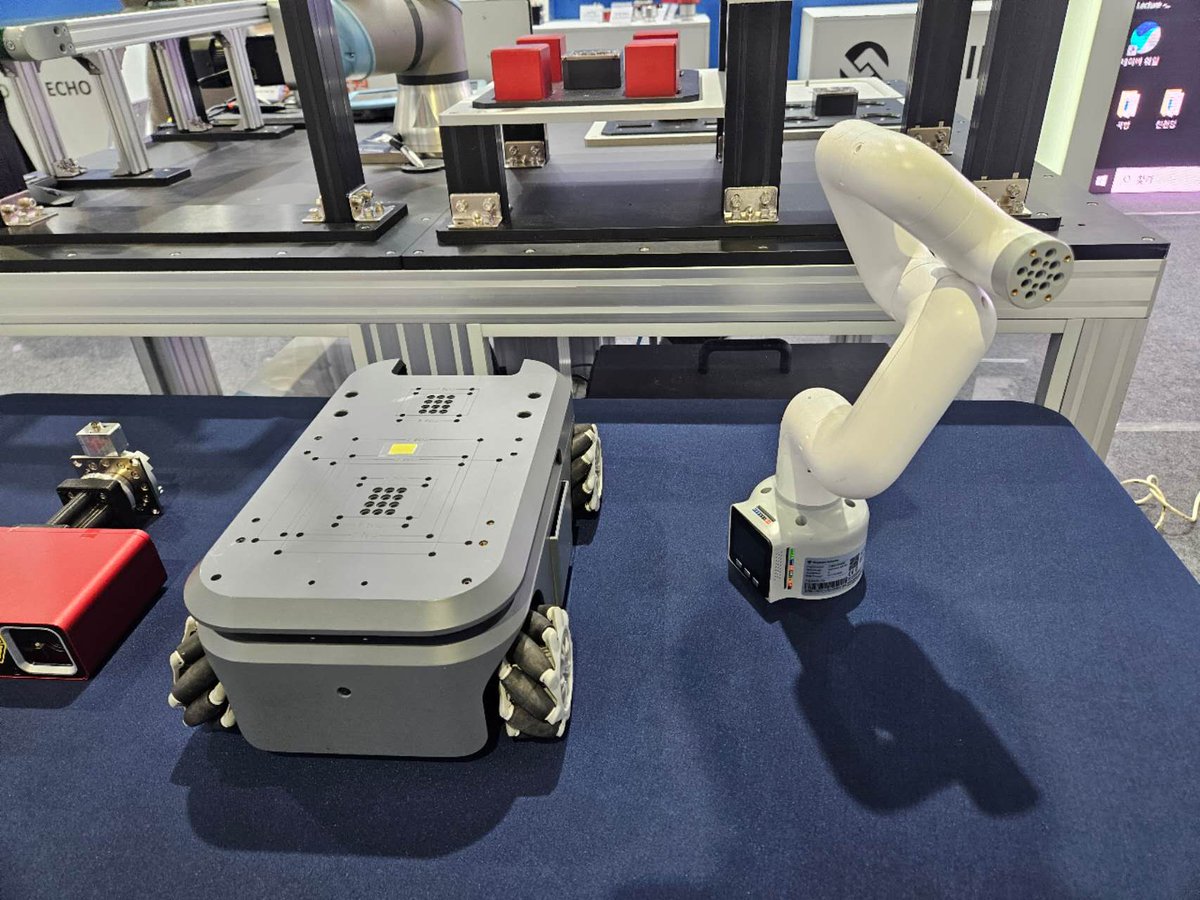 CobotMy's tweet image. A big thanks to #UND magbot for showcasing at #KBalance2025 in Seoul!✨

At Booth 14, visitors explored our wheeled #humanoidrobot #MercuryX1, the mobile robot #myAGV , and the 6-DOF robotic arm #myCobot280.

We&apos;re excited to keep bringing innovative robotics to global audiences!…