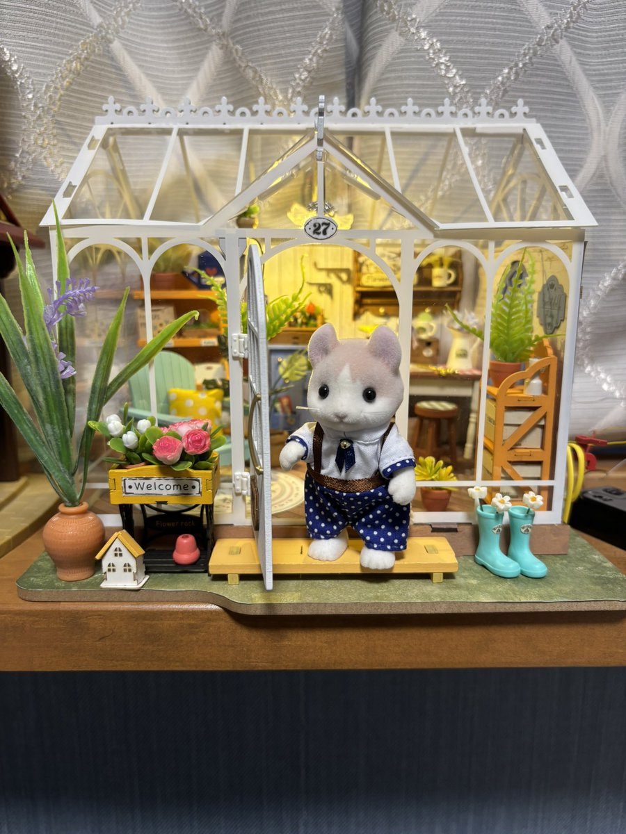 puidol's tweet photo. ドールハウスのキットを組み立てたんだけど、サイズピッタリだし最高じゃん

#シルバニアファミリー　#ドールハウス https://t.co/dp5oxHzDgA