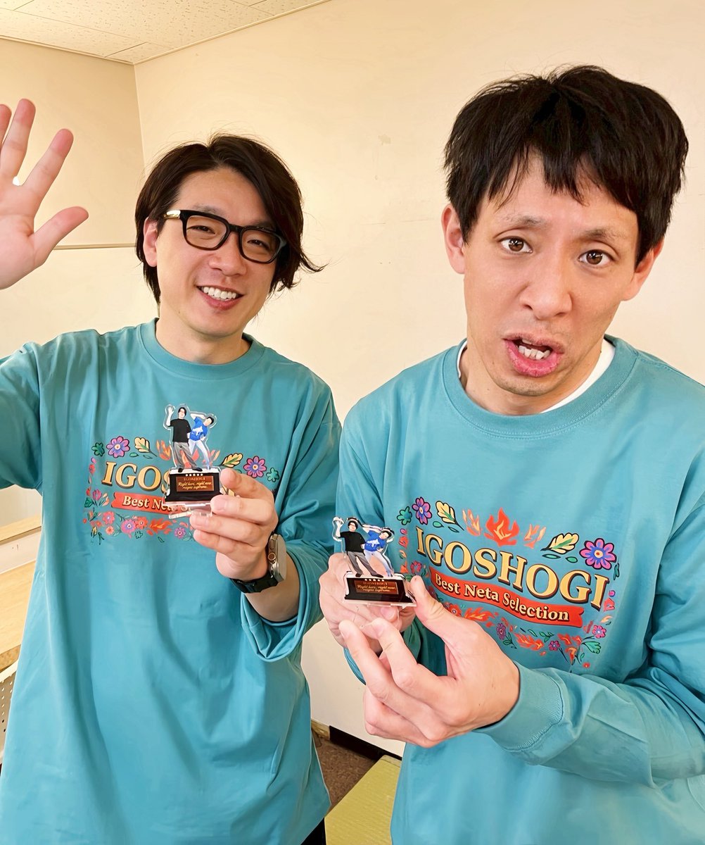 ▽自分たちのグッズを一生懸命紹介してくれている根建(右)と、お手振り