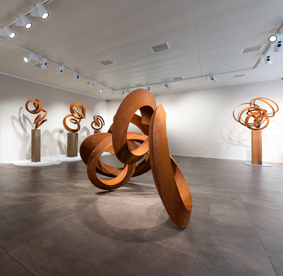 OperaGallery's tweet image. Pieter Obels’ solo exhibition is now on view at Opera Gallery Geneva until 5 December.

Obels transforms Corten steel into fluid, organic forms that seem to move with their own rhythm. His sculptures balance strength and delicacy, inviting viewers to walk around them and follow…