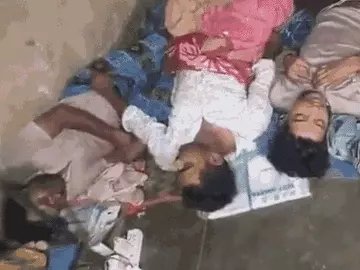 SmartKhabari's tweet image. देवरिया में 3 दोस्तों की चिताएं एक साथ जलीं, एक को दफनाया:देवरिया में बहन बेहोश, मां बोली-बेटे के बिना नहीं जीना, कानपुर में अंगीठी से गई 4 की जान।

देवरिया के तवक्कलपुर गांव में चारों तरफ मातमी सन्नाटा है। किसी घर में चूल्हे नहीं जले। गांव के बीचो बीच बने पंचायत भवन के पीछे एक…