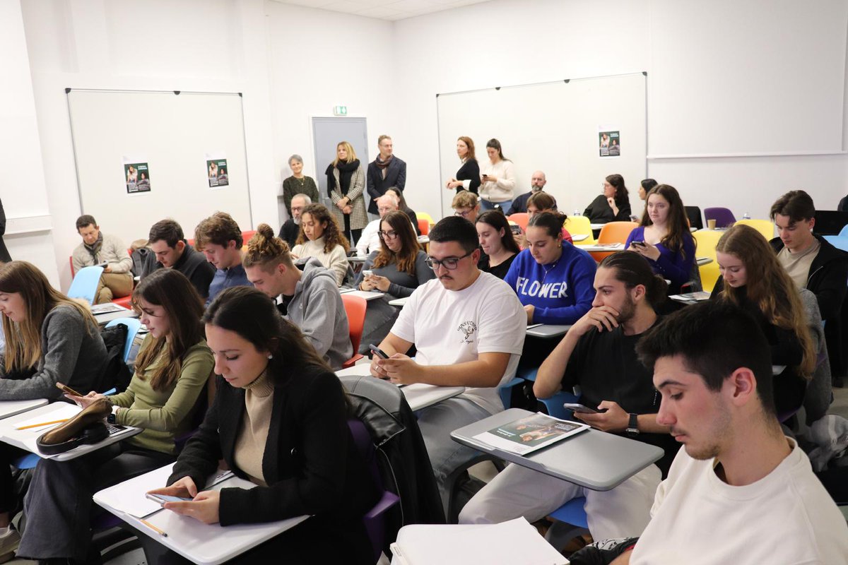 👩‍🏫 La rectrice <a href="/CDrucker_Godard/">Carole Godard</a> était hier à la <a href="/FacEducMtp/">Faculté d'Éducation de l'Université de Montpellier</a> pour échanger avec une trentaine d’étudiants sur les métiers de l’enseignement et présenter la nouvelle réforme : parcours professionnalisant, concours en L3, master rémunéré...