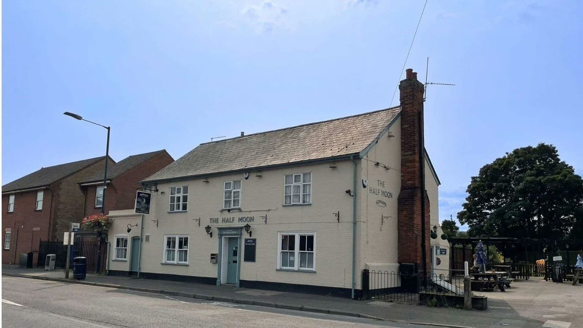 lights_harbour's tweet image. Half Moon in Walton ( Near Felixstowe) is reopening tonight. (Friday 21st) Harbour Lights Four will be playing tunes to add to the atmosphere from 7.30pm. Pay a visit and support this great pub&apos;s reopening