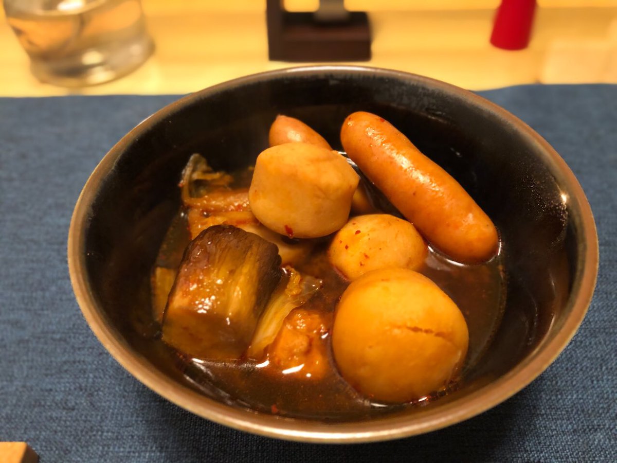 こんばんは

ごはん日記
11月21日 金曜日 夜

旨辛みそ鍋
(里芋、蓮根、茄子、鶏団子、チョリソ、白菜)

これもエバラのプチッとです
色の感じはどて煮を思い出させます

赤はいい
でもこれは茶色か。

茶色もいい！

なぜこんなに早く晩酌をはじめるのか。。

誰も僕に用事が無いからです！
のんびり