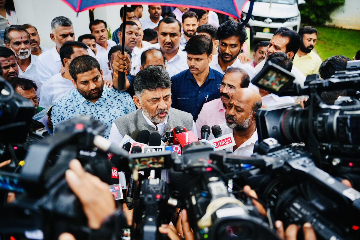 DKShivakumar's tweet image. All 140 MLAs are my MLAs. Making a group is not in my blood. 

The CM decided to reshuffle the cabinet. Everyone wants to become a minister, so it is quite natural for them to meet the leadership in Delhi. 
It is their right. We can’t stop them and say no.  

The CM has said that…