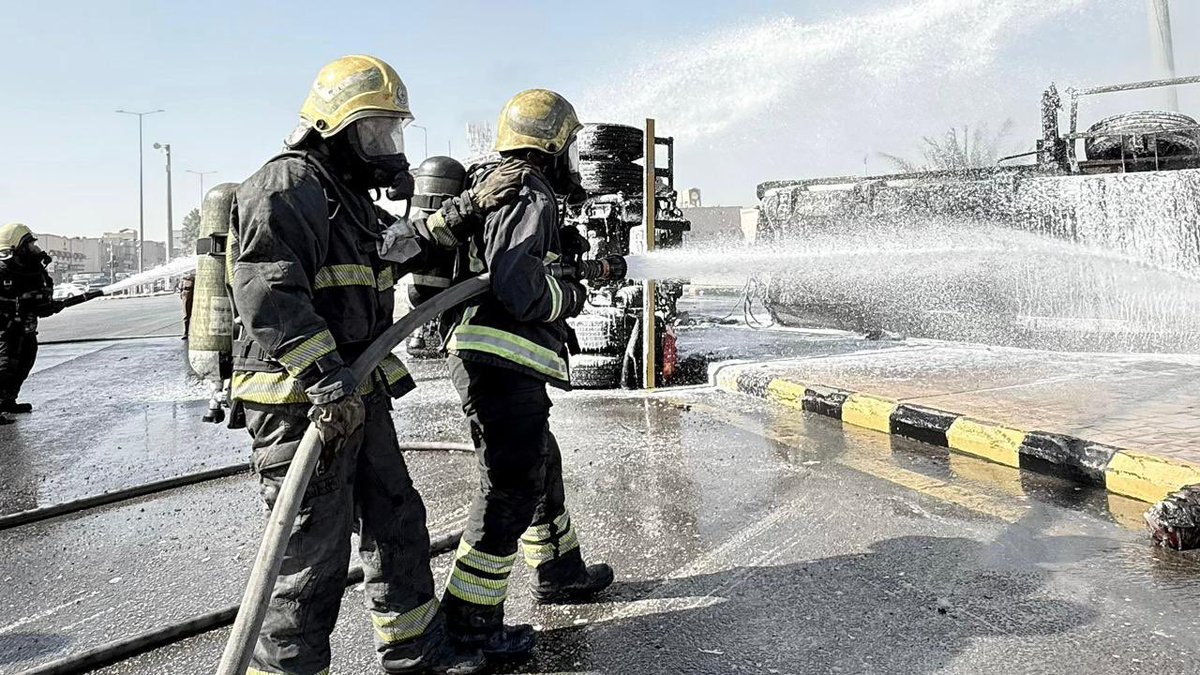 SaudiDCD's tweet photo. #الدفاع_المدني بالرياض يخمد حريقًا في ناقلة وقود و(3) مركبات إثر حادث مروري على طريق الدائري الغربي. https://t.co/Gu05isPxYa