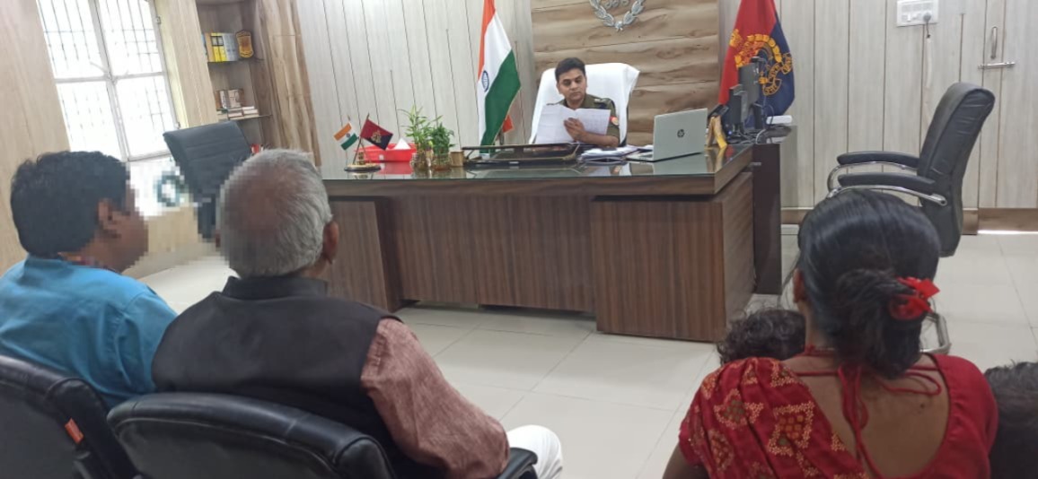 balrampurpolice's tweet image. #BalrampurPolice 
#SPBalrampur व #AddlSP द्वारा जनसुनवाई में शिकायतें/समस्याएं लेकर आये हुए शिकायकर्ताओं की समस्याओं की सुनवाई की गई । #जनसुनवाई के दौरान प्राप्त शिकायतों का अवलोकन कर त्वरित एवं गुणवत्तापूर्ण निस्तारण हेतु संबंधित को आदेशित किया गया।