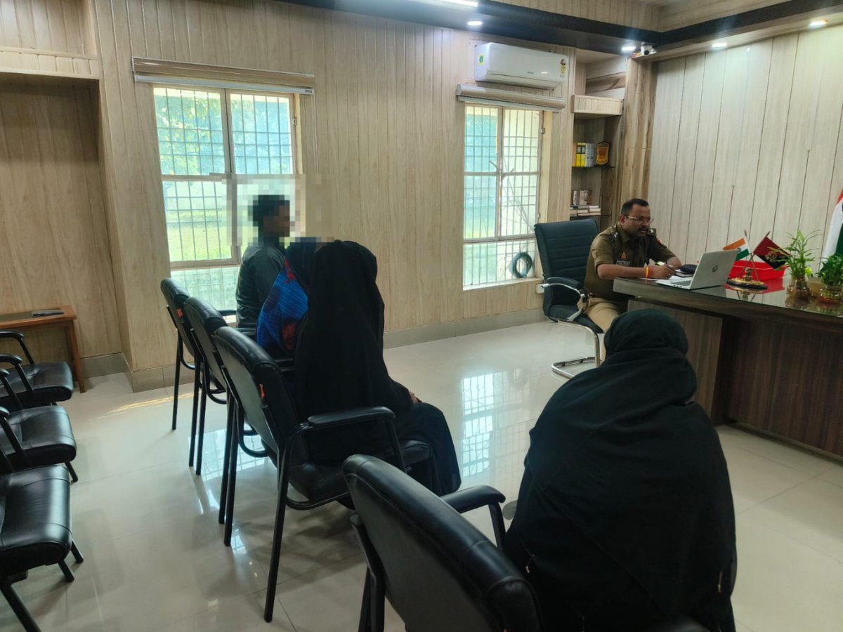 balrampurpolice's tweet image. #BalrampurPolice 
#SPBalrampur व #AddlSP द्वारा जनसुनवाई में शिकायतें/समस्याएं लेकर आये हुए शिकायकर्ताओं की समस्याओं की सुनवाई की गई । #जनसुनवाई के दौरान प्राप्त शिकायतों का अवलोकन कर त्वरित एवं गुणवत्तापूर्ण निस्तारण हेतु संबंधित को आदेशित किया गया।