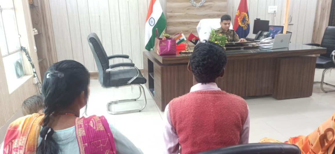 balrampurpolice's tweet image. #BalrampurPolice 
#SPBalrampur व #AddlSP द्वारा जनसुनवाई में शिकायतें/समस्याएं लेकर आये हुए शिकायकर्ताओं की समस्याओं की सुनवाई की गई । #जनसुनवाई के दौरान प्राप्त शिकायतों का अवलोकन कर त्वरित एवं गुणवत्तापूर्ण निस्तारण हेतु संबंधित को आदेशित किया गया।