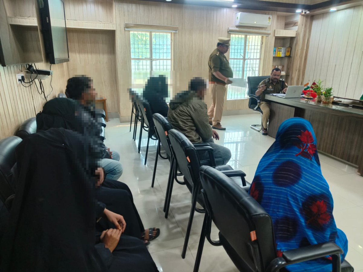 balrampurpolice's tweet image. #BalrampurPolice 
#SPBalrampur व #AddlSP द्वारा जनसुनवाई में शिकायतें/समस्याएं लेकर आये हुए शिकायकर्ताओं की समस्याओं की सुनवाई की गई । #जनसुनवाई के दौरान प्राप्त शिकायतों का अवलोकन कर त्वरित एवं गुणवत्तापूर्ण निस्तारण हेतु संबंधित को आदेशित किया गया।