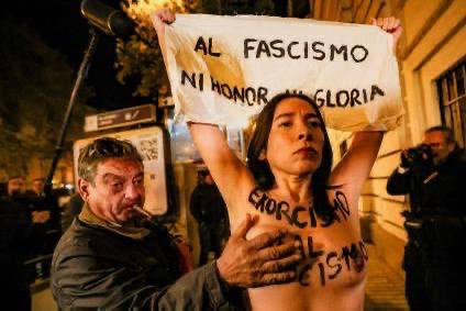 Una misa en honor a Franco. Agresión sexual a dos activistas feministas en directo y delante de la policía sin que nadie haga nada. La impunidad de la violencia machista y fascista en una imagen. El único camino que nos queda: autodefensa feminista y antifascista.