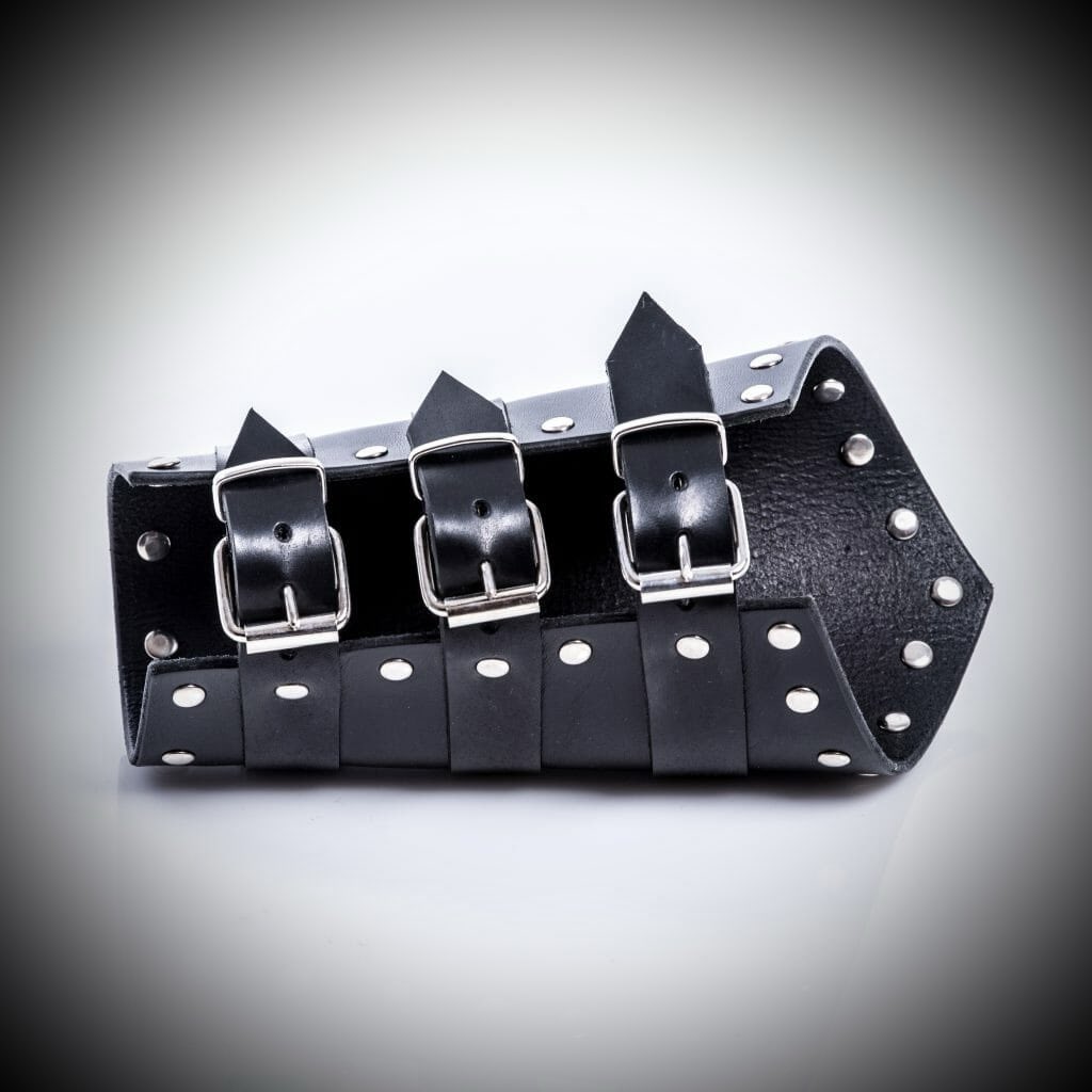 Brazalete Gladio: cuero rígido, remaches en todo el perímetro y tres aros frontales que le dan carácter.
Ajustable por hebillas. Talla única.
Personalización disponible.

#ELWhipmakers #LeatherCraft #BDSMgear #Gladio #HandmadeLeather #KinkAccessories #BondageStyle