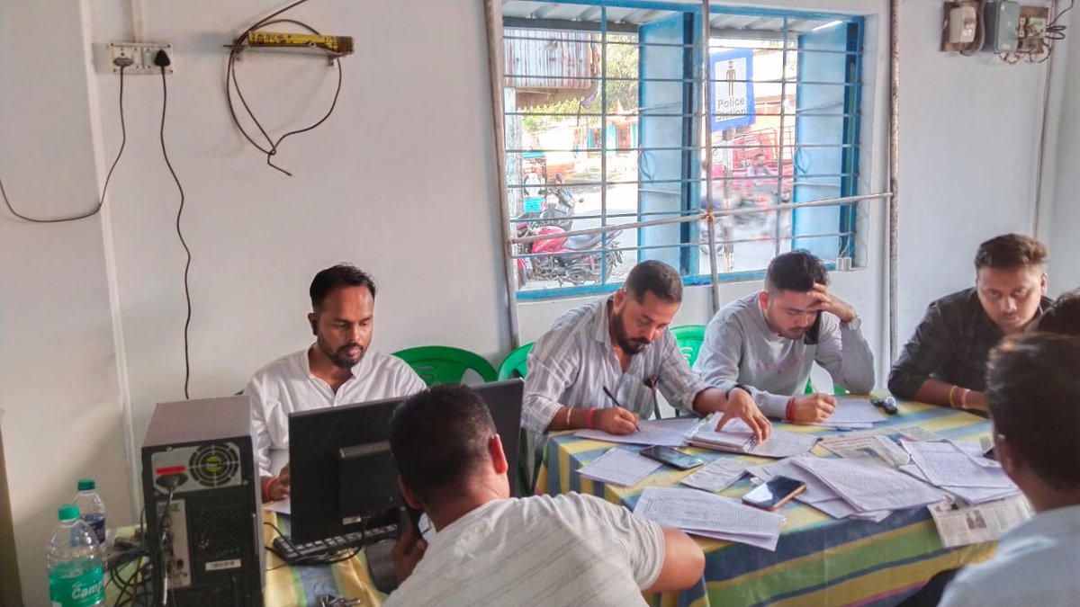 AITCakashH's tweet image. আজ কালচিনি ব্লক AITC অফিসের WAR ROOM-এ SIR কাজ নিয়ে টিম সক্রিয়। মানুষের ফর্ম ফিল-আপে সহায়তা ও সমস্যার সমাধানে আমরা প্রতিশ্রুতিবদ্ধ।
#Kalchini #AITC #SIRWork #TMYC
@AITCofficial @MamataOfficial @abhishekaitc @sayani06