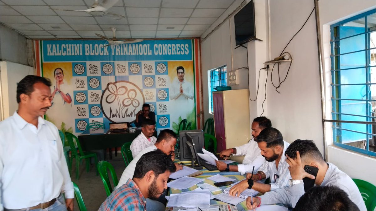 AITCakashH's tweet image. আজ কালচিনি ব্লক AITC অফিসের WAR ROOM-এ SIR কাজ নিয়ে টিম সক্রিয়। মানুষের ফর্ম ফিল-আপে সহায়তা ও সমস্যার সমাধানে আমরা প্রতিশ্রুতিবদ্ধ।
#Kalchini #AITC #SIRWork #TMYC
@AITCofficial @MamataOfficial @abhishekaitc @sayani06