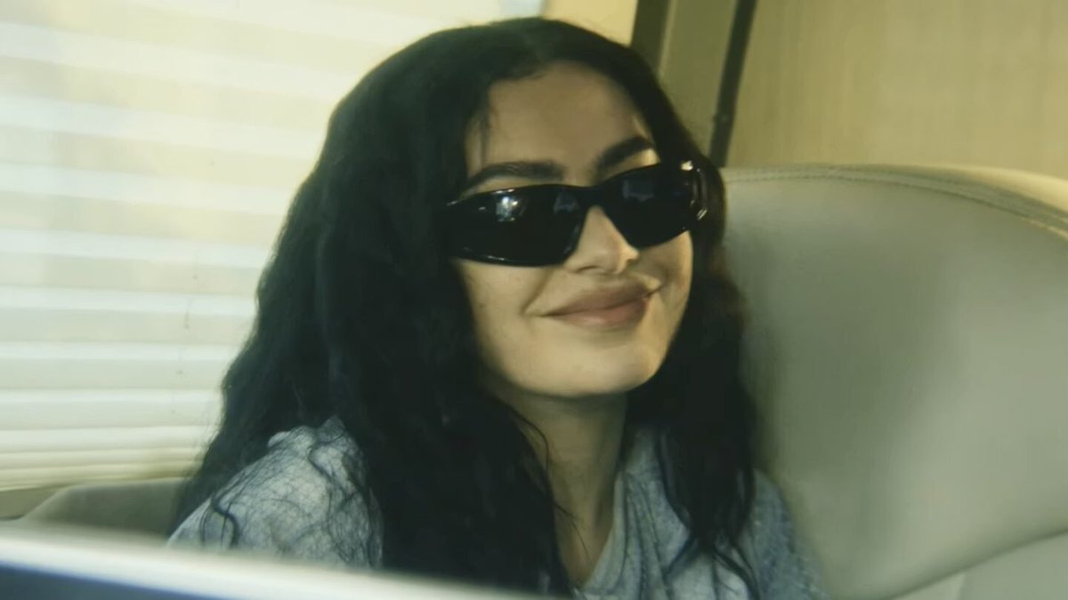 HynerdItalia's tweet image. Charli XCX ha svelato il teaser di The Moment, il nuovo film prodotto da A24 che vede tra le protagoniste Kylie Jenner. Il progetto ha già acceso l’interesse per la combinazione tra la musica di Charli e la presenza di Jenner, ma i dettagli sulla trama restano ancora avvolti nel…