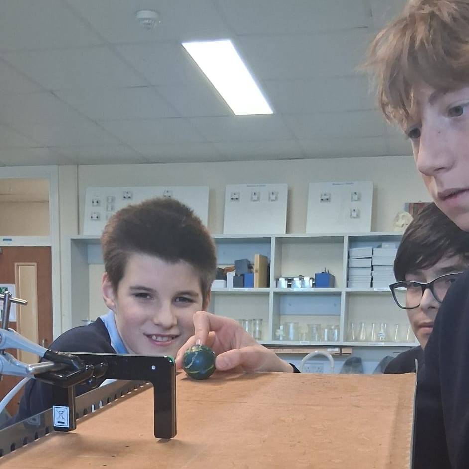 stjosephsbish's tweet image. First-year physics practical this morning — using photo gates and ramps to measure the speed and acceleration of bouncy balls. A fun one to run, and great work from everyone involved!
🥎🚘👍🕵‍♂️👨‍🔬
#bishscience #physicsfun #sciencelab #STEM