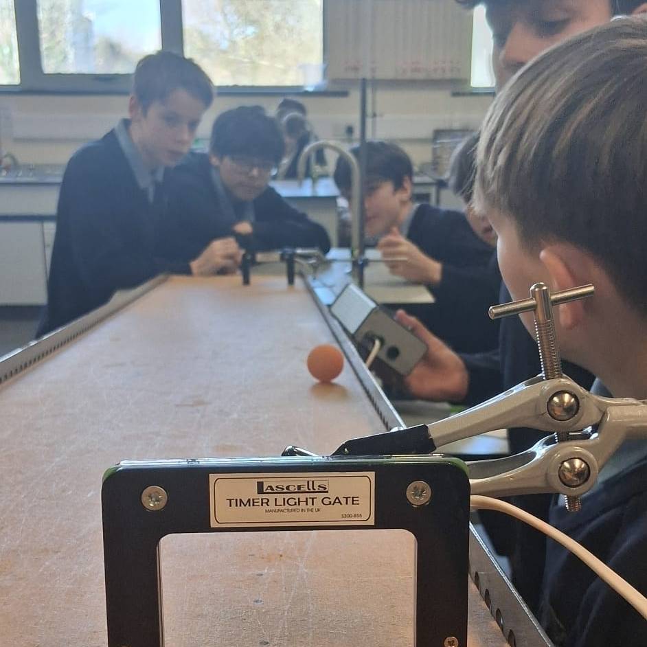 stjosephsbish's tweet image. First-year physics practical this morning — using photo gates and ramps to measure the speed and acceleration of bouncy balls. A fun one to run, and great work from everyone involved!
🥎🚘👍🕵‍♂️👨‍🔬
#bishscience #physicsfun #sciencelab #STEM