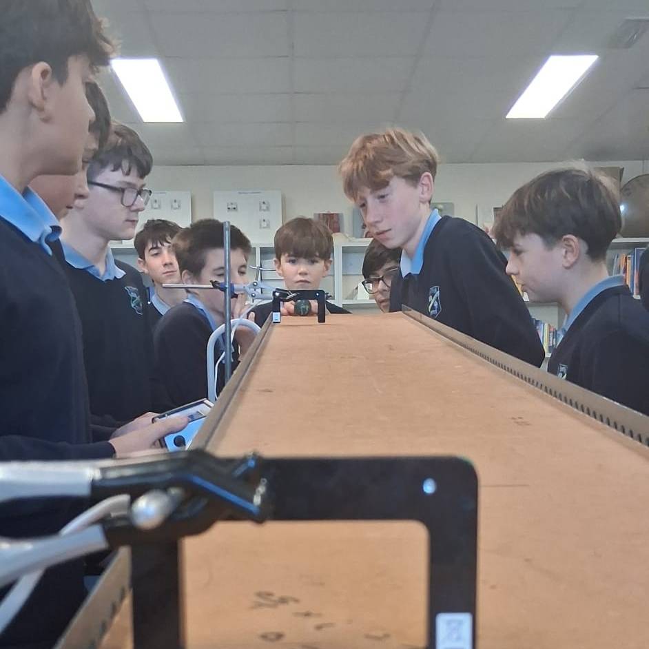 stjosephsbish's tweet image. First-year physics practical this morning — using photo gates and ramps to measure the speed and acceleration of bouncy balls. A fun one to run, and great work from everyone involved!
🥎🚘👍🕵‍♂️👨‍🔬
#bishscience #physicsfun #sciencelab #STEM