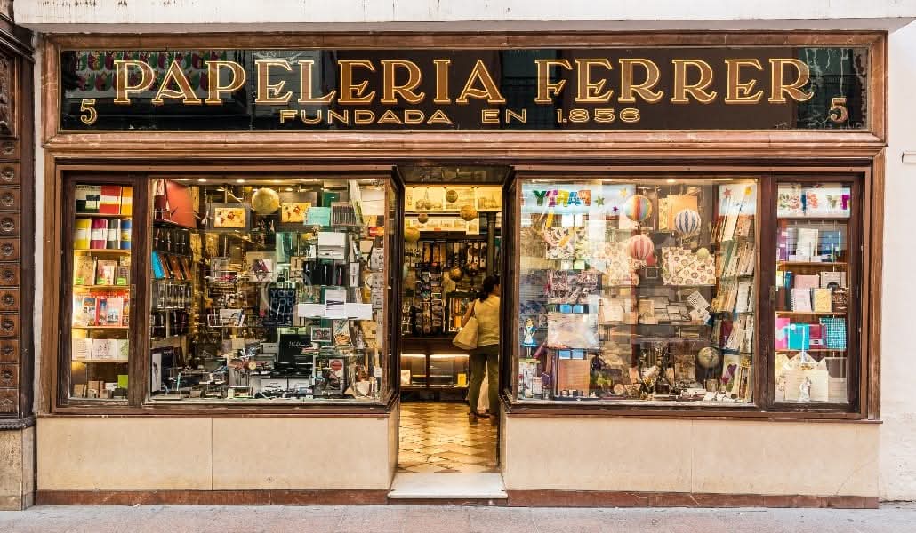 ¿Sabías que en Sevilla pervive la papelería más antigua de España?
Nacida en 1856, la Papelería Ferrer resiste como un testigo silencioso del tiempo: la más antigua del país y la tercera Europa. Entre sus estantes se guarda el eco de una Sevilla que ya no volverá #BuenosDías