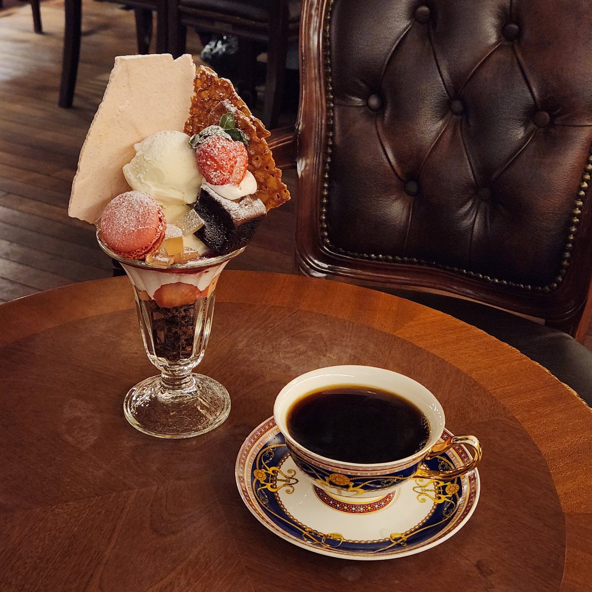 damh_1110's tweet image. 서울 종로구 - 동백양과점

앤틱하고 빈티지한 느낌이 저녁에 가서 더 좋았던 것 같아
차 시키면 티팟 주던데 이 날은 커피 마시고싶어서..☕
파르페는 초코 그래놀라, 크림, 마카롱, 아이스크림, 딸기 머랭, 캐러멜 튀일, 브라우니까지... 열심히 푸파했다