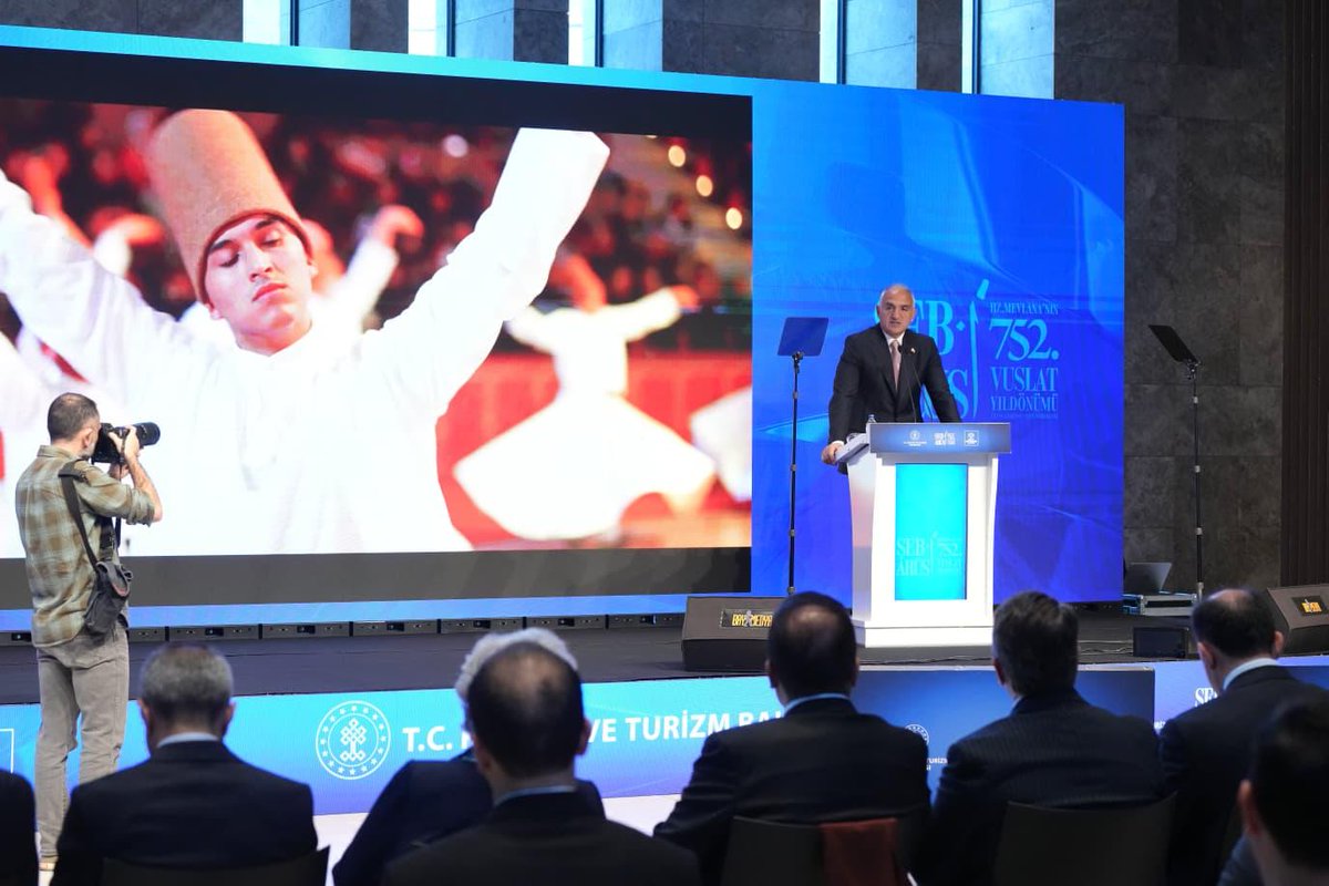 GuzelSanatlarGM's tweet photo. 07–17 Aralık’ta Konya’da düzenlenecek Hazreti Mevlânâ’nın 752. Vuslat Yıldönümü Uluslararası Anma Törenleri’nin tanıtım toplantısı Sayın Bakanımız Mehmet Nuri Ersoy'un katılımıyla bu sabah AKM’de gerçekleştirildi.

Bakanlığımız adına, Güzel Sanatlar Genel Müdürlüğü olarak koordinasyonunda yer aldığımız Şeb-i Arûs törenleri programına bu yıl, 6 Aralık’ta Karaman’daki Mâder-i Mevlâna etkinliğiyle başlatıyoruz.

Konya Valiliği ve Konya Büyükşehir Belediyesi destekleriyle 11 gün boyunca sürecek olan konserler, Mesnevî sohbetleri, sergiler, çocuklara özel etkinlikler ve Konya Türk Tasavvuf Müziği Topluluğumuz tarafından icra edilecek olan semâ mukâbelesi ile Mevlânâ’nın evrensel mesajını daha geniş kitlelere ulaştıracağız.

Hazreti Mevlânâ’nın merhamet ve birlik çağrısının tüm insanlığa ilham olmasını diliyoruz.

@TCKulturTurizm 
@MehmetNuriErsoy 
@BatuhanMUMCU 
@belvranl