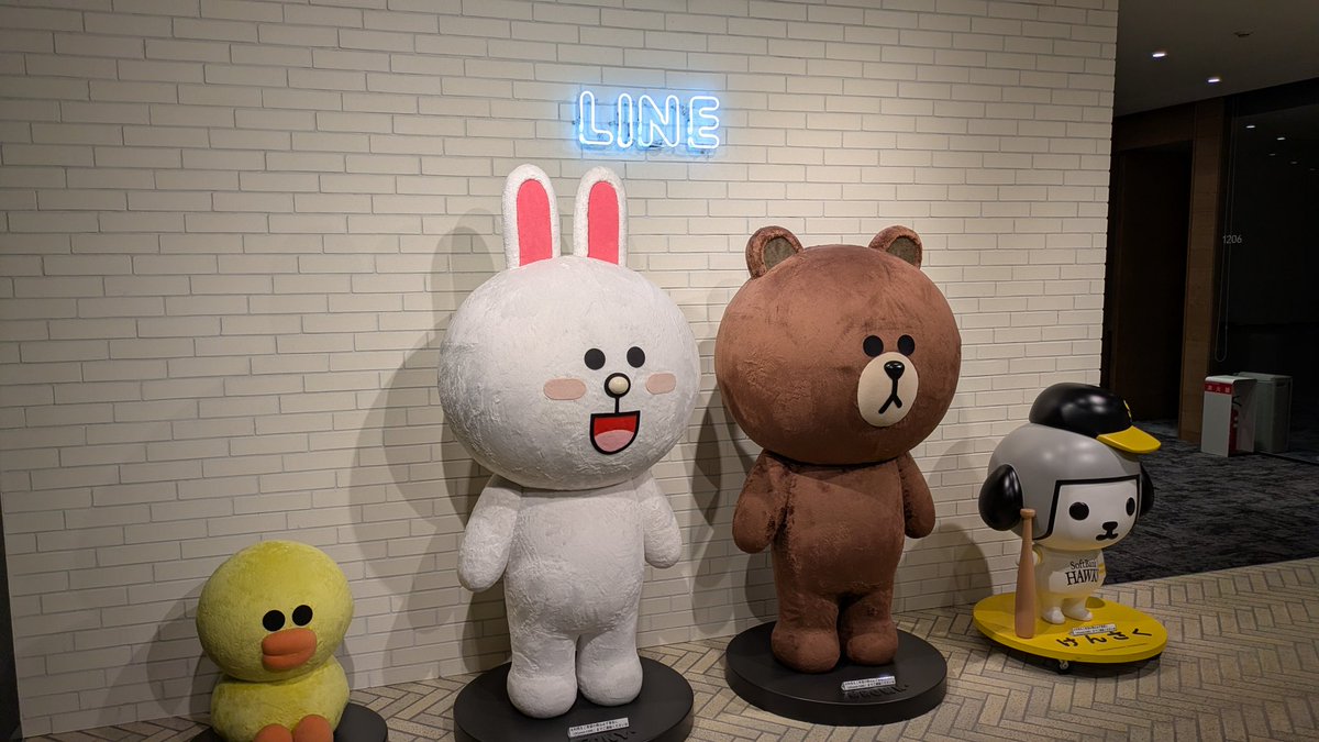 takanory's tweet image. Python Meetup FukuokaでLINEヤフーに潜入！ラーメン持ってるのかわいい #pythonfukuoka