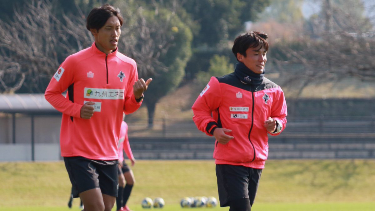 EG_kyuoki's tweet image. JFLクリアソン新宿のDF #鈴木翔登 の2度目の引退の報を受け、一緒にプレーした #上村周平(右)はそのキャリアを労いつつ、「話す機会も、学ぶことも多かった身近な存在なので、自分としてもより１日１日を大切にという気持ちが強くなった」と話した。
(エルゴラ熊本担当 井芹貴志)#roasso #ロアッソ熊本