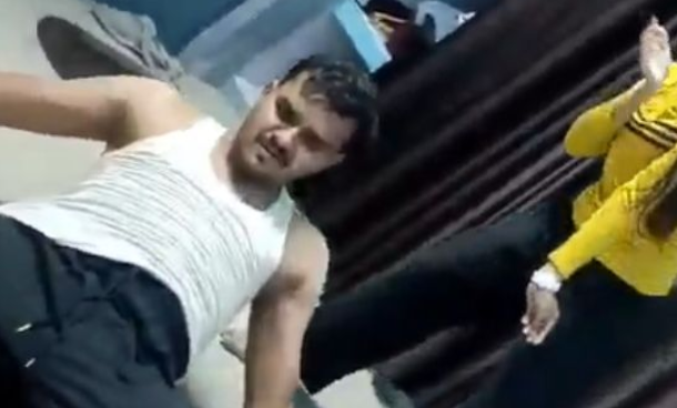 OpIndia_in's tweet image. सरकारी डॉक्टर युवती संग बंद कमरे में कर रहा था डांस

Video वायरल होने पर वकार सिद्दीकी को तत्काल ड्यूटी से हटाया

UP के शामली का मामला

hindi.opindia.com/news-updates/u…