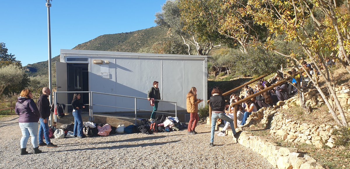 Iniciem el dia amb el tercer i darrer grup de 1r d'ESO de l'Institut Sant Quirze de Sant Quirze del Vallès. Començar explicant què farem a cada franja de treball, beneficia l'aprenentatge a l'afavorir els processos de metacognició. #cdanoguera #aprendreambelscampsientorns