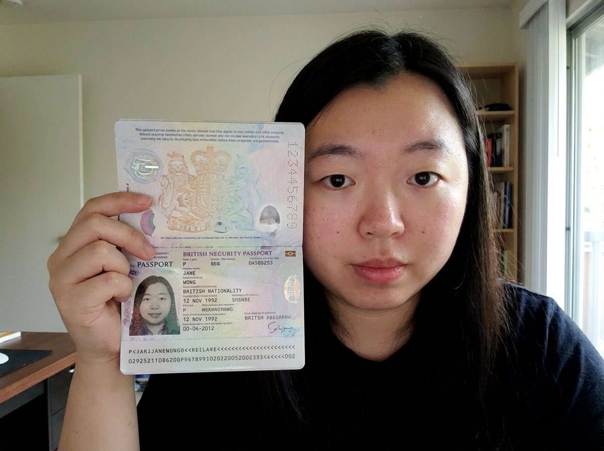 你好，这是我本人，这是我的身份证件，所以我绝对是真人。