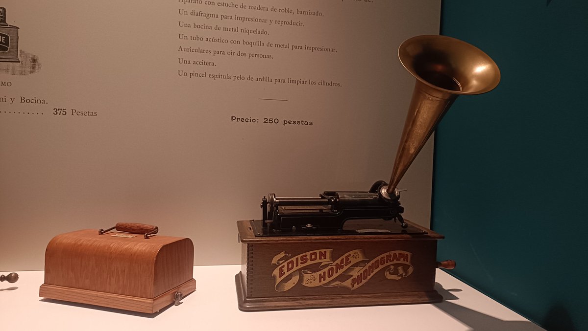 BNE_biblioteca's tweet image. El 21 de noviembre de 1877 la historia del sonido cambió para siempre: Thomas Edison anunció el #fonógrafo, capaz de grabar y reproducir sonido a partir de una hoja de estaño, un diafragma y una aguja. Fue el nacimiento de las “máquinas parlantes”. 🗣️