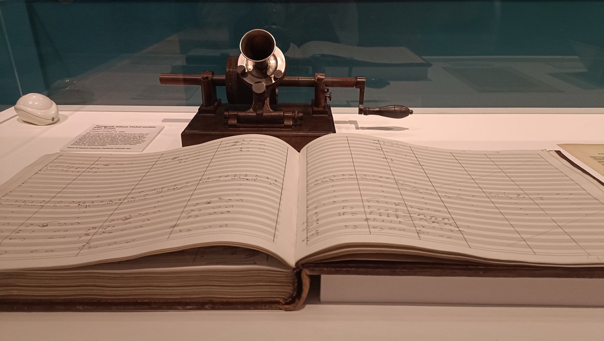 BNE_biblioteca's tweet image. El 21 de noviembre de 1877 la historia del sonido cambió para siempre: Thomas Edison anunció el #fonógrafo, capaz de grabar y reproducir sonido a partir de una hoja de estaño, un diafragma y una aguja. Fue el nacimiento de las “máquinas parlantes”. 🗣️