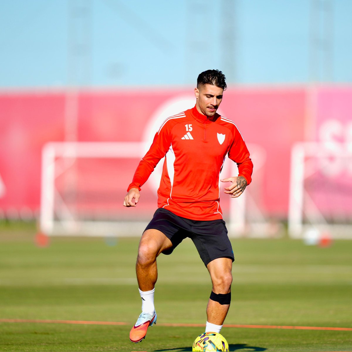 TheAnalyzerSFC_'s tweet image. Vuelven a entrenar Isaac Romero, Agoumé, Cardoso y Alexis Sánchez.

#SevillaFC