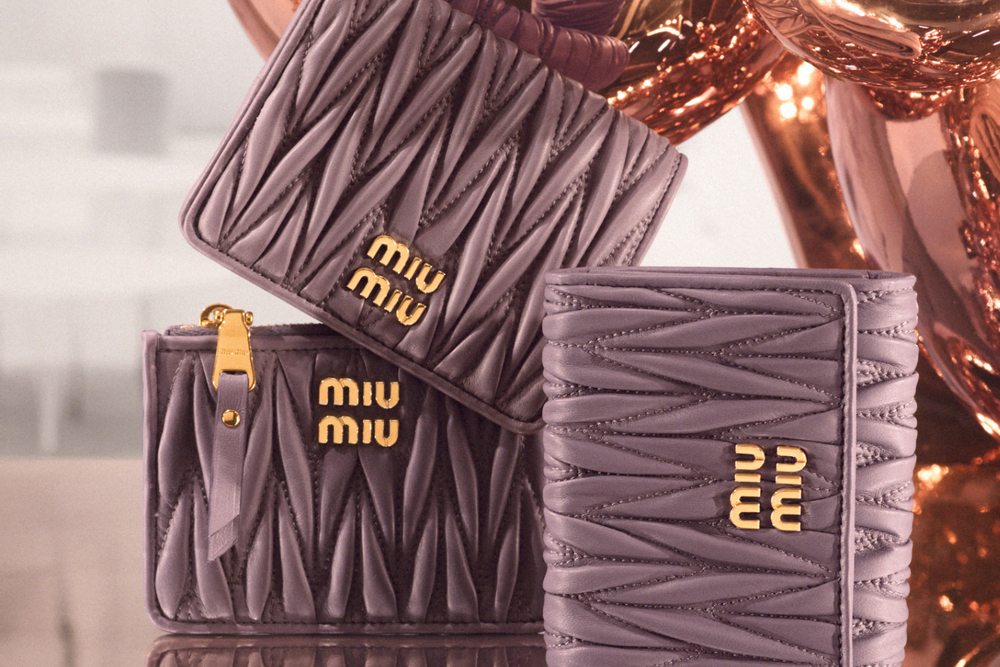 fashionpressnet's tweet image. ミュウミュウ25年クリスマス、“ステッチ風”デザインのミニ財布＆パステルカラーのバッグ - fashion-press.net/news/140518