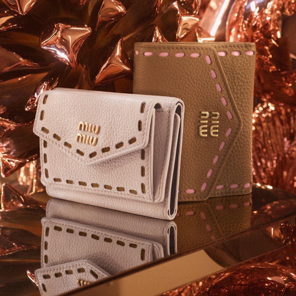 fashionpressnet's tweet image. ミュウミュウ25年クリスマス、“ステッチ風”デザインのミニ財布＆パステルカラーのバッグ - fashion-press.net/news/140518