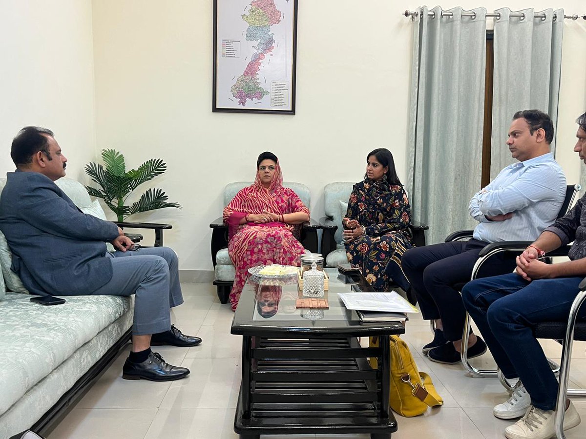 BjpMahimakumari's tweet photo. 📍सांसद कार्यालय, राजसमंद

कर्मा फाउंडेशन, गुजरात के श्रीमती प्रियांशी पटेल जी, श्री सागर भट्ट जी, श्री सागर ब्रह्मभट्ट जी, श्री प्रकाश पुरोहित जी तथा जिला कलेक्टर श्री अरुण कुमार हसीजा जी के साथ विभिन्न स्किल डेवलपमेंट परियोजनाओं पर विस्तृत चर्चा हुई। https://t.co/TwexfHdTC0