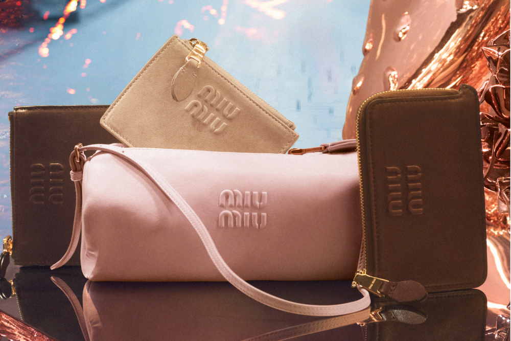 fashionpressnet's tweet image. ミュウミュウ25年クリスマス、“ステッチ風”デザインのミニ財布＆パステルカラーのバッグ - fashion-press.net/news/140518